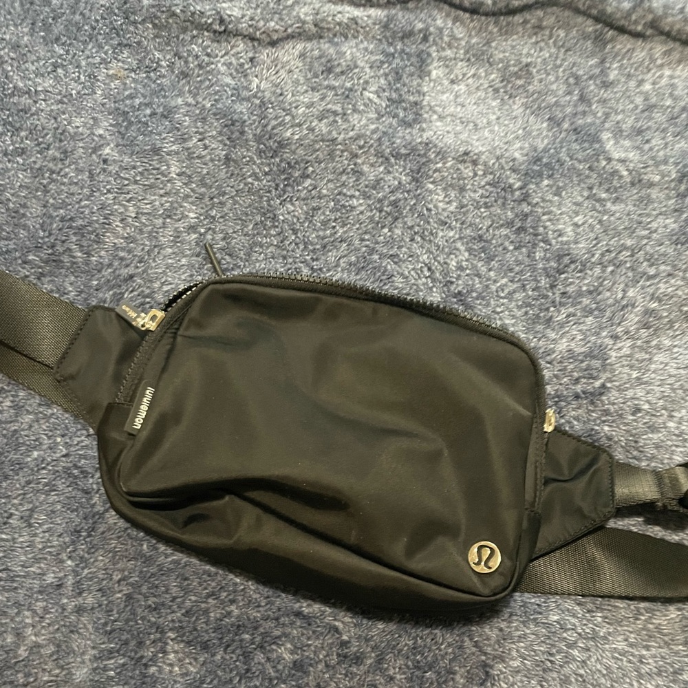Lululemon Everywhere belt bag